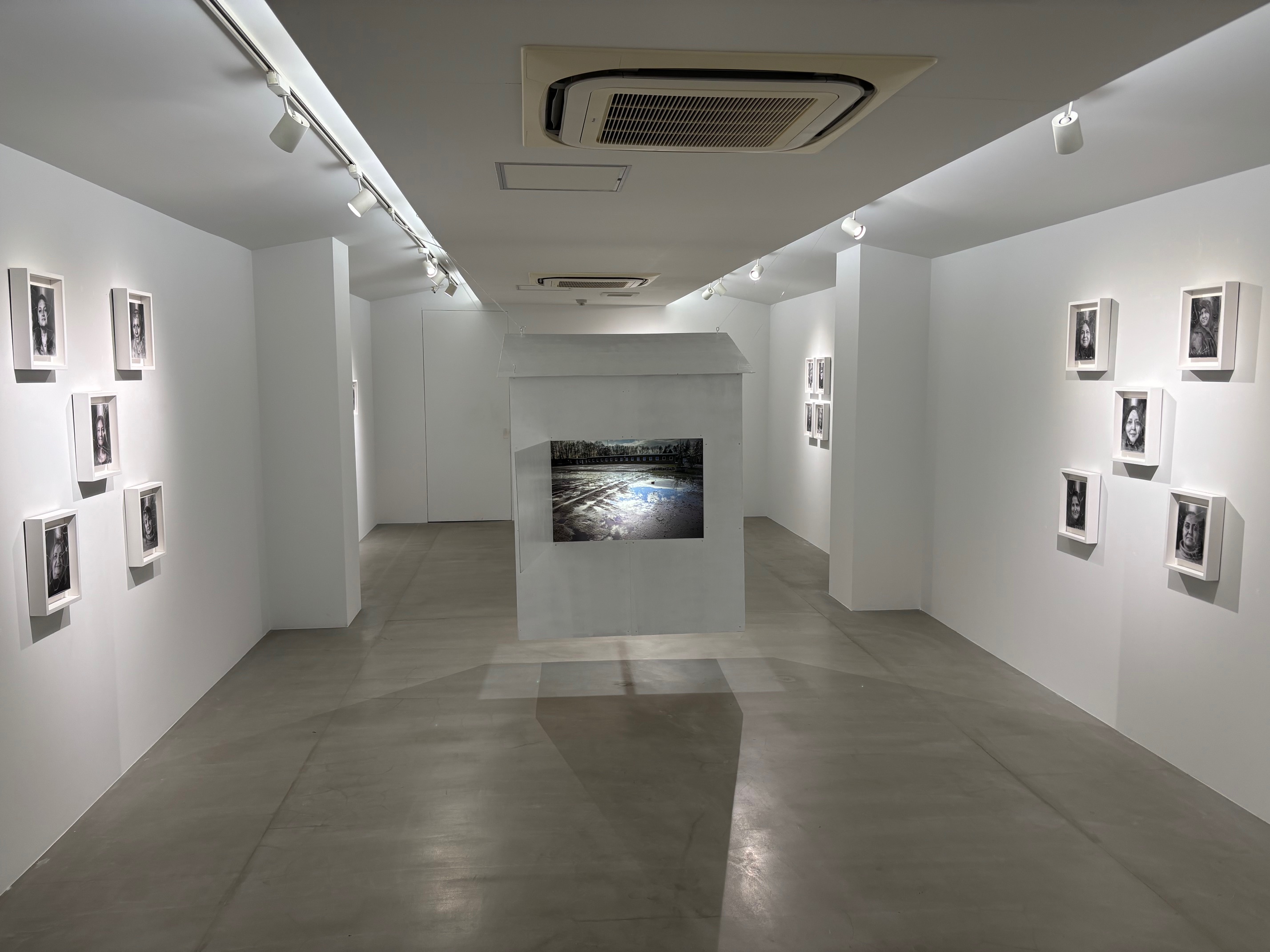 2025.11.03｜井上廣子展　BeingintheFace+交差するまなざし　展示風景｜大阪心斎橋のYoshiaki Inoue Galleryで開催中の「井上廣子展　Being in the Face+交差するまなざし」の展示風景です。<br>