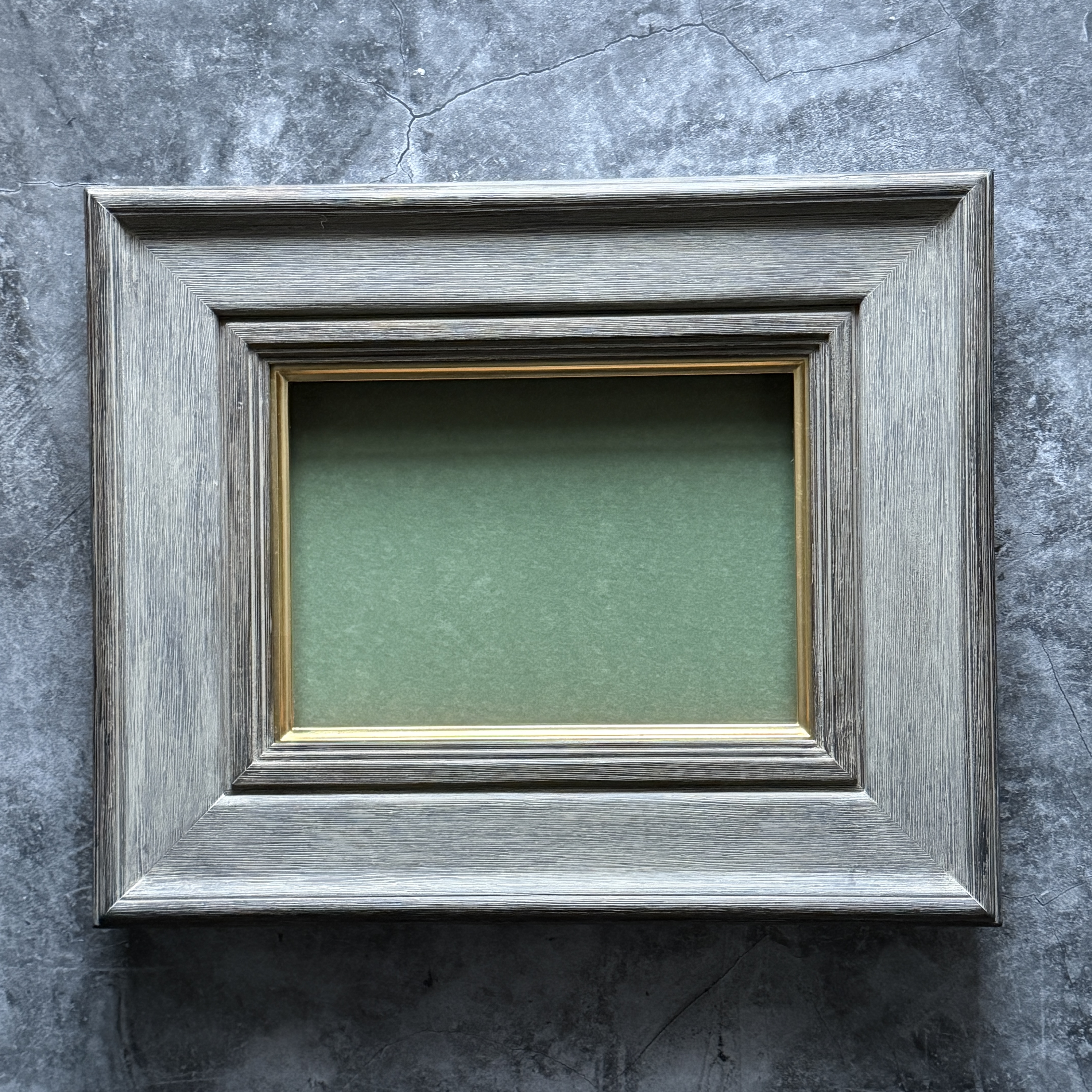 古い家の家具や古い床をイメージして燻し粉でよりアンティークに仕上げた額です。【サイズ】全体サイズ: W387mm×H319mm額装キャンバスサイズ: サムホール(W158mm×H227mm) 