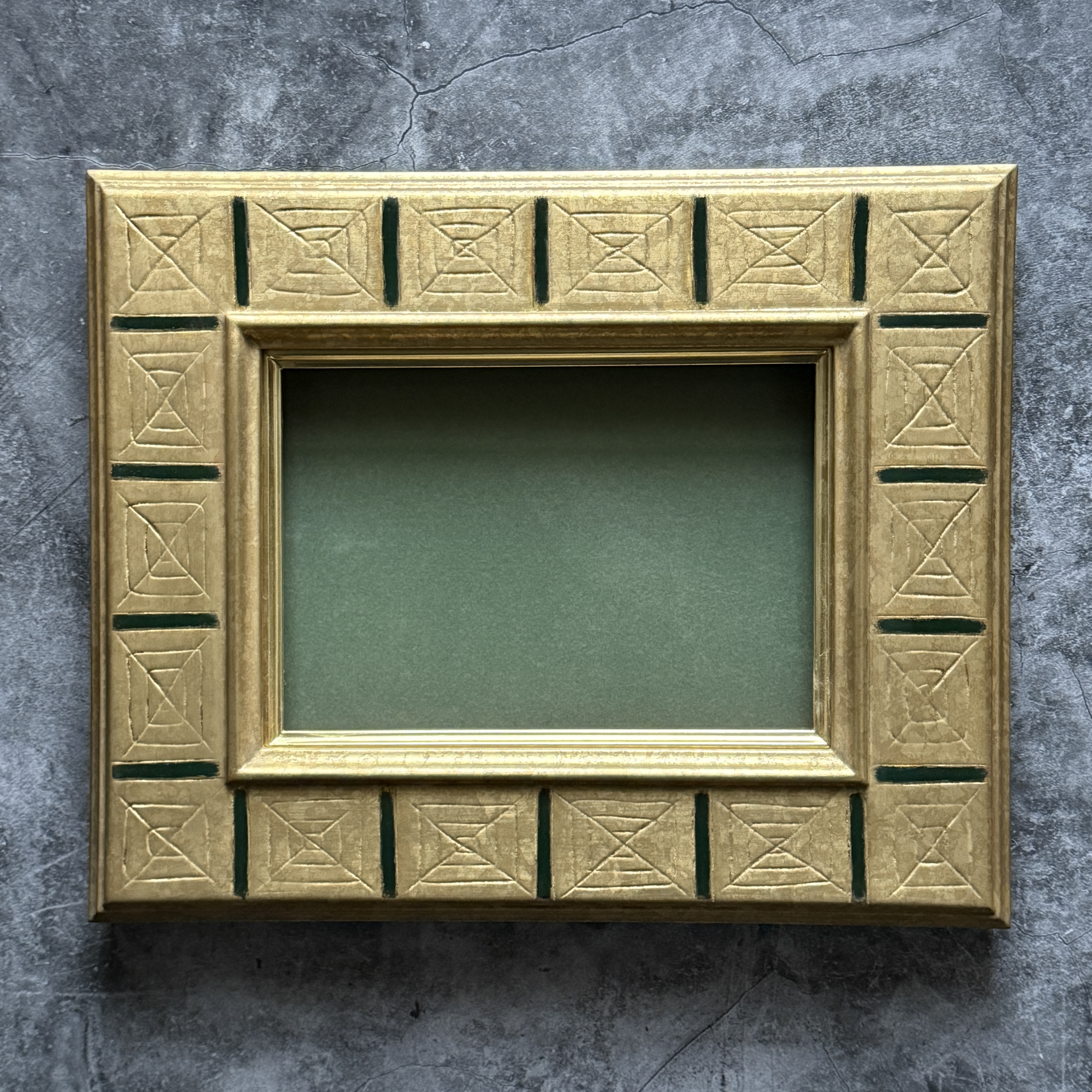 渋いもみ箔で塗装し深い緑ラインを入れ手彫りした額です。【サイズ】全体サイズ: W378mm×H309mm額装キャンバスサイズ: サムホール(W158mm×H227mm) 